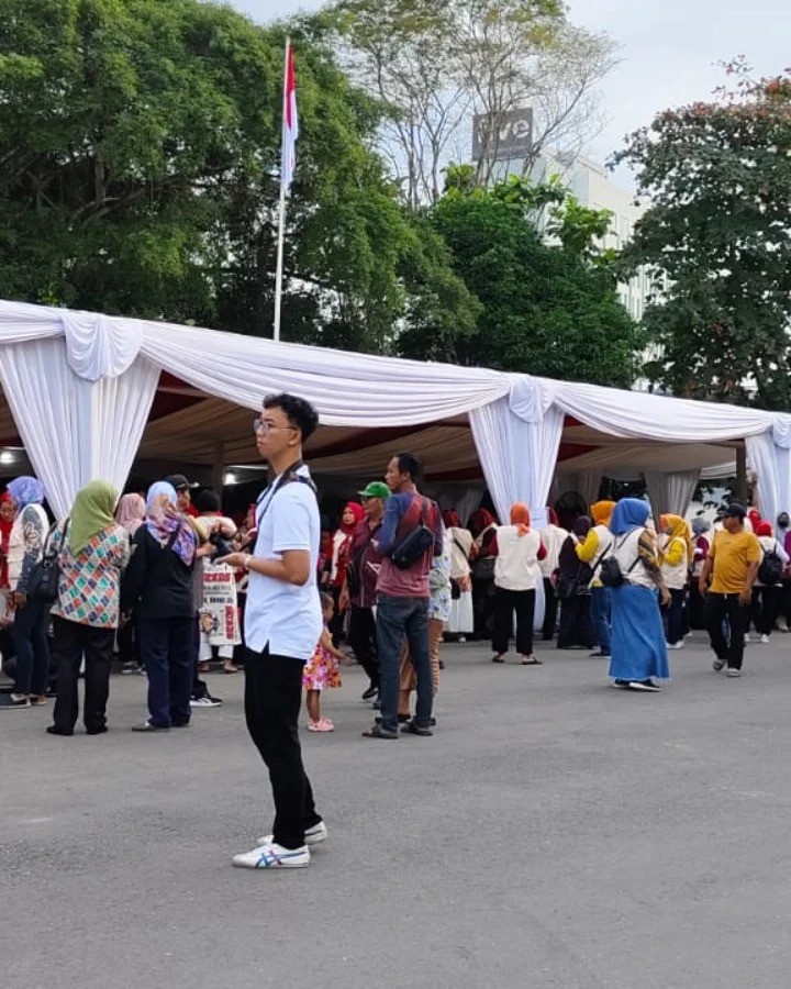 Sabtu, 10 Agustus 2024 Lurah menghadiri kegiatan Lapangan Balaikota Samarinda yaitu Acara penyerahan bantuan sosial kepada masyarakat miskin dan miskin ekstreme di kota Samarinda tahun 2024