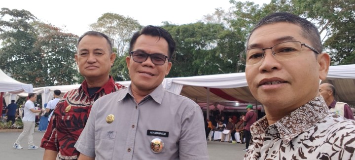 Sabtu, 10 Agustus 2024 Lurah menghadiri kegiatan Lapangan Balaikota Samarinda yaitu Acara penyerahan bantuan sosial kepada masyarakat miskin dan miskin ekstreme di kota Samarinda tahun 2024