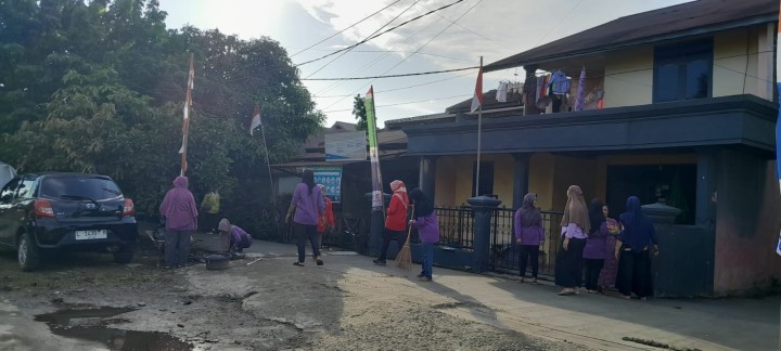 Minggu, 11 Agustus 2024, Lurah bersama seluruh Kasie dan staf melakukan monitoring kegiatan gotong royong di seluruh wilayah Kelurahan Karang Anyar pada jam 08.00 sampai selesai.