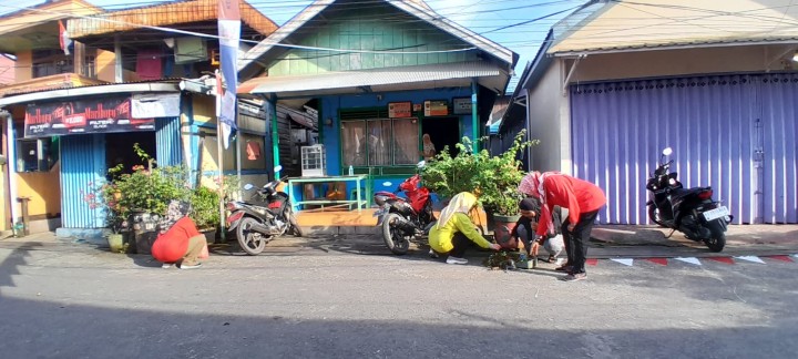 Minggu, 11 Agustus 2024, Lurah bersama seluruh Kasie dan staf melakukan monitoring kegiatan gotong royong di seluruh wilayah Kelurahan Karang Anyar pada jam 08.00 sampai selesai.