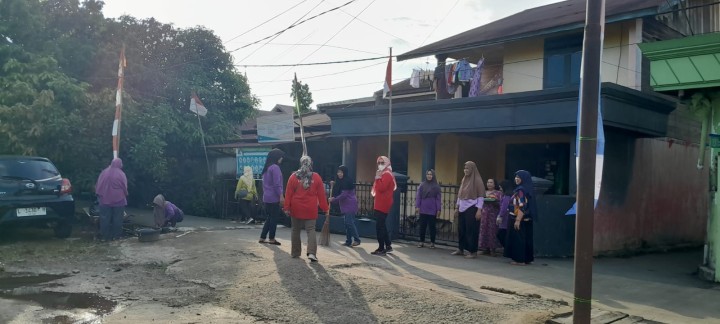Minggu, 11 Agustus 2024, Lurah bersama seluruh Kasie dan staf melakukan monitoring kegiatan gotong royong di seluruh wilayah Kelurahan Karang Anyar pada jam 08.00 sampai selesai.