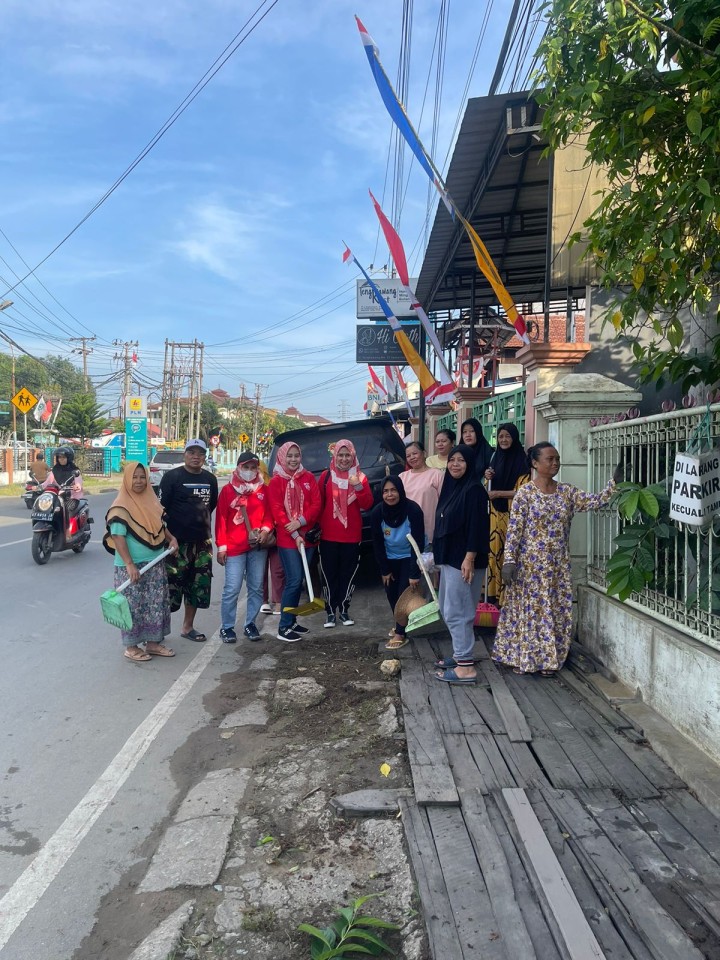 Minggu, 11 Agustus 2024, Lurah bersama seluruh Kasie dan staf melakukan monitoring kegiatan gotong royong di seluruh wilayah Kelurahan Karang Anyar pada jam 08.00 sampai selesai.