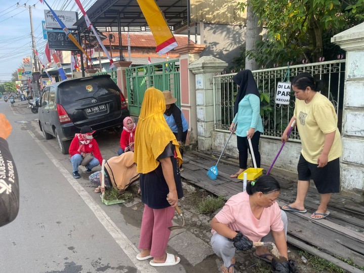 Minggu, 11 Agustus 2024, Lurah bersama seluruh Kasie dan staf melakukan monitoring kegiatan gotong royong di seluruh wilayah Kelurahan Karang Anyar pada jam 08.00 sampai selesai.