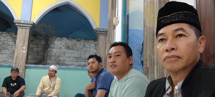 Selasa, 13 Agustus 2024, Lurah menghadiri sekaligus monitoring kegiatan Rapat RT di Jalan Cendana RT.010 pada jam 20.00 Wita.