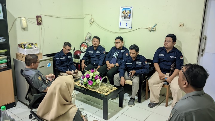 Kamis, 15 Agustus 2024, Lurah dengan ditemani Sekretariat dan PPS Karang Anyar menerima kunjungan kerja dari PPK Kecamatan Sungai Kunjang di ruang Lurah Karang Anyar pada jam 10.00 Wita.
