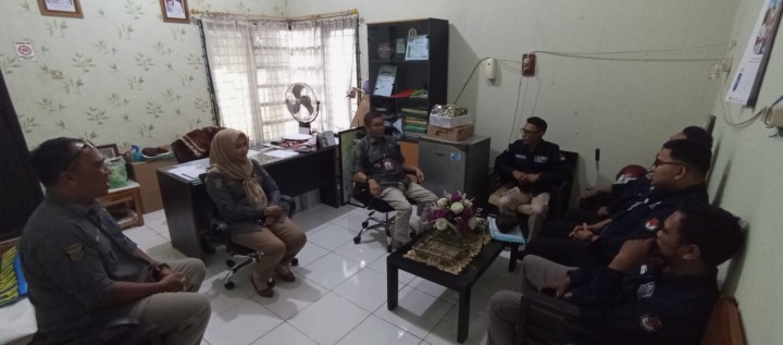 Kamis, 15 Agustus 2024, Lurah dengan ditemani Sekretariat dan PPS Karang Anyar menerima kunjungan kerja dari PPK Kecamatan Sungai Kunjang di ruang Lurah Karang Anyar pada jam 10.00 Wita.