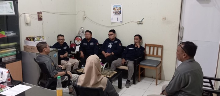Kamis, 15 Agustus 2024, Lurah dengan ditemani Sekretariat dan PPS Karang Anyar menerima kunjungan kerja dari PPK Kecamatan Sungai Kunjang di ruang Lurah Karang Anyar pada jam 10.00 Wita.