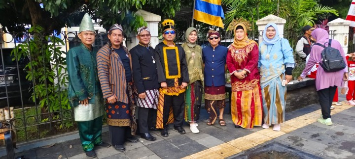 Minggu, 18 Agustus 2024, Lurah mengikuti pawai pembangunan 17 Agustus 1945 bersama Kecamatan Sungai Kunjang .