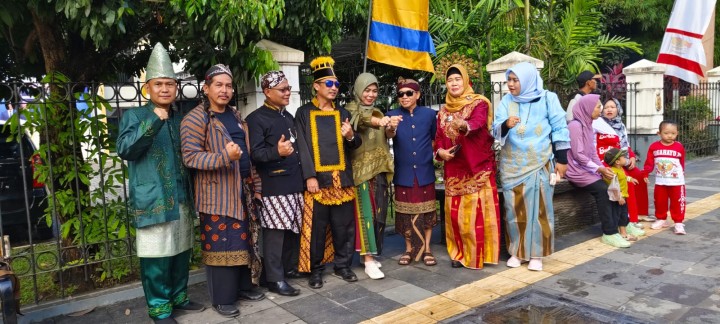 Minggu, 18 Agustus 2024, Lurah mengikuti pawai pembangunan 17 Agustus 1945 bersama Kecamatan Sungai Kunjang .