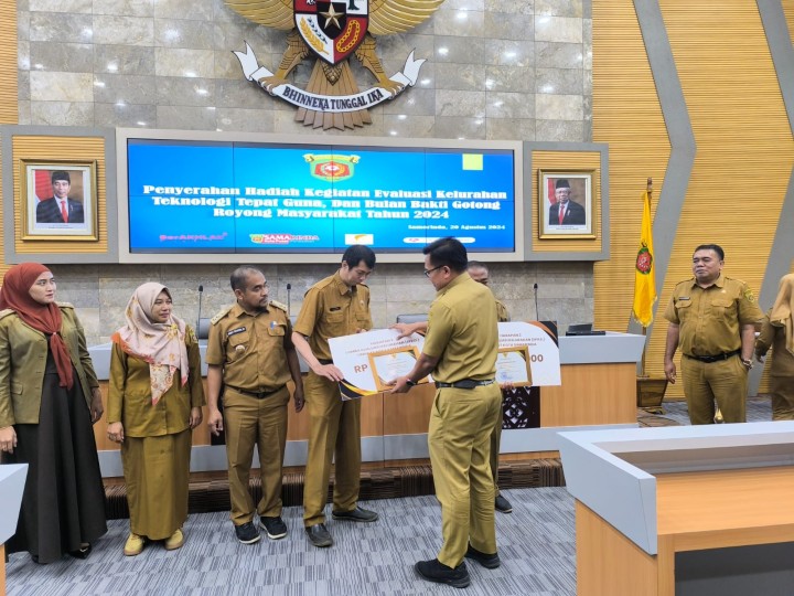 Selasa, 20 Agustus 2024 Kasie Kesra dan Pemberdayaan Masyarakat mewakili Lurah Karang Anyar menghadiri acara penyerahan piagam dan penghargaan Kelurahan terbaik 2024 oleh Badan Pemberdayaan Masyarakat di Balaikota Samarinda