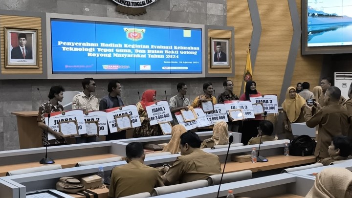Selasa, 20 Agustus 2024 Kasie Kesra dan Pemberdayaan Masyarakat mewakili Lurah Karang Anyar menghadiri acara penyerahan piagam dan penghargaan Kelurahan terbaik 2024 oleh Badan Pemberdayaan Masyarakat di Balaikota Samarinda