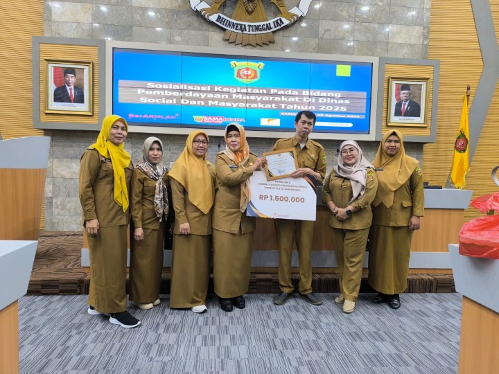 Selasa, 20 Agustus 2024 Kasie Kesra dan Pemberdayaan Masyarakat mewakili Lurah Karang Anyar menghadiri acara penyerahan piagam dan penghargaan Kelurahan terbaik 2024 oleh Badan Pemberdayaan Masyarakat di Balaikota Samarinda