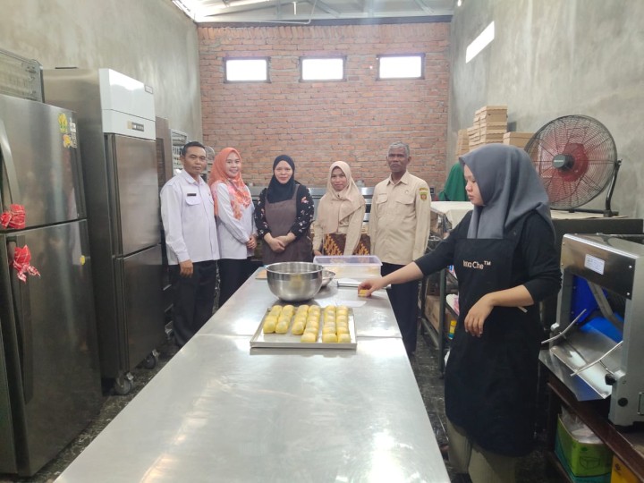 Rabu, 21 Agustus 2024, Kasie Ekobang mendampingi tim dari Dinas Perindsutrian Kota Samarinda melakukan pendataan usaha ataun IKM di wilayah Kelurahan Karang Anyar.