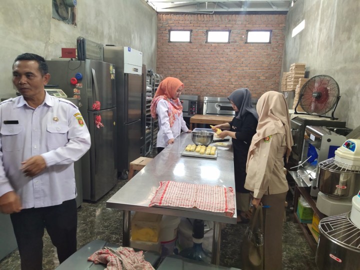 Rabu, 21 Agustus 2024, Kasie Ekobang mendampingi tim dari Dinas Perindsutrian Kota Samarinda melakukan pendataan usaha ataun IKM di wilayah Kelurahan Karang Anyar.