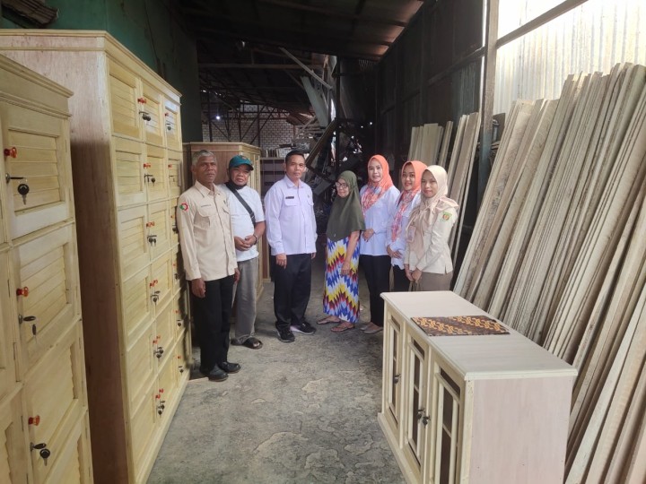 Rabu, 21 Agustus 2024, Kasie Ekobang mendampingi tim dari Dinas Perindsutrian Kota Samarinda melakukan pendataan usaha ataun IKM di wilayah Kelurahan Karang Anyar.
