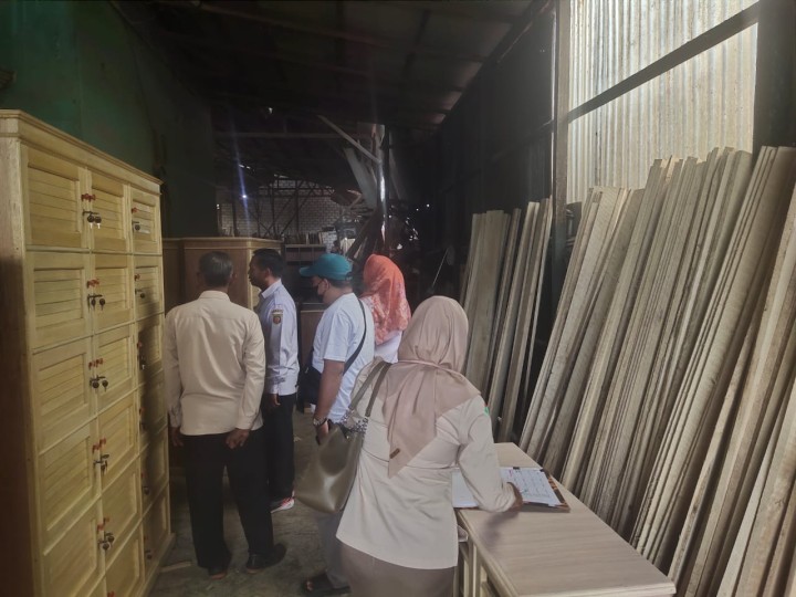 Rabu, 21 Agustus 2024, Kasie Ekobang mendampingi tim dari Dinas Perindsutrian Kota Samarinda melakukan pendataan usaha ataun IKM di wilayah Kelurahan Karang Anyar.