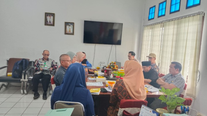 Jumat, 23 Agustus 2024, Lurah menghadiri kegiaran Rakor bersama Camat, Kasie Kecamatan dan Lurah se Kecamatan Sungai Kunjang di Ruang Camat Sungai Kunjang pada jam 14.00 Wita.