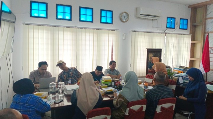 Jumat, 23 Agustus 2024, Lurah menghadiri kegiaran Rakor bersama Camat, Kasie Kecamatan dan Lurah se Kecamatan Sungai Kunjang di Ruang Camat Sungai Kunjang pada jam 14.00 Wita.