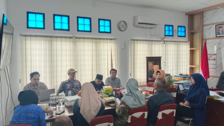 Jumat, 23 Agustus 2024, Lurah menghadiri kegiaran Rakor bersama Camat, Kasie Kecamatan dan Lurah se Kecamatan Sungai Kunjang di Ruang Camat Sungai Kunjang pada jam 14.00 Wita.