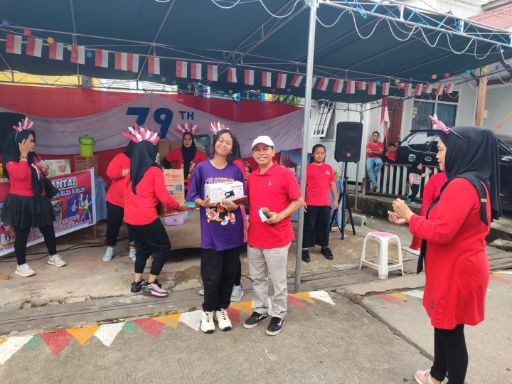 Minggu, 25 Agustus 2024, Lurah bersama Seklur dan staf menghadiri kegiatan jalan santai dalam rangka perayaan HUT Kemerdekaan RI di wilayah RT.022, 023 & 032 pada jam 07.30 Wita s/d selesai.