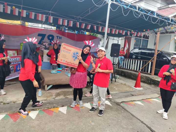 Minggu, 25 Agustus 2024, Lurah bersama Seklur dan staf menghadiri kegiatan jalan santai dalam rangka perayaan HUT Kemerdekaan RI di wilayah RT.022, 023 & 032 pada jam 07.30 Wita s/d selesai.