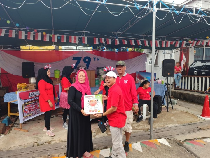 Minggu, 25 Agustus 2024, Lurah bersama Seklur dan staf menghadiri kegiatan jalan santai dalam rangka perayaan HUT Kemerdekaan RI di wilayah RT.022, 023 & 032 pada jam 07.30 Wita s/d selesai.