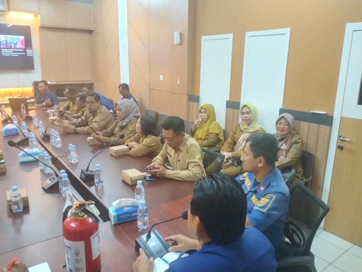 Selasa, 27 Agustus 2024, Kasie Ekobang mewakili Lurah menghadiri kegiatan rakor konsolidasi penyerahan alat APAR di Kantor Dinas Pemadam Kebakaran dan Penyelamatan Kota Samarinda pada jam 10.00 Wita.