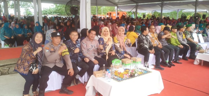 Jumat, 30 Agustus 2024, Lurah bersama seluruh staf menghadiri dan mengikuti kegiatan pembersian secara simbolis kegiatan-kegiatan Probebaya tahun 2024 se Kecamatan Sungai Kunjang di Taman Olah Bebaya pada jam 15.00 Wita