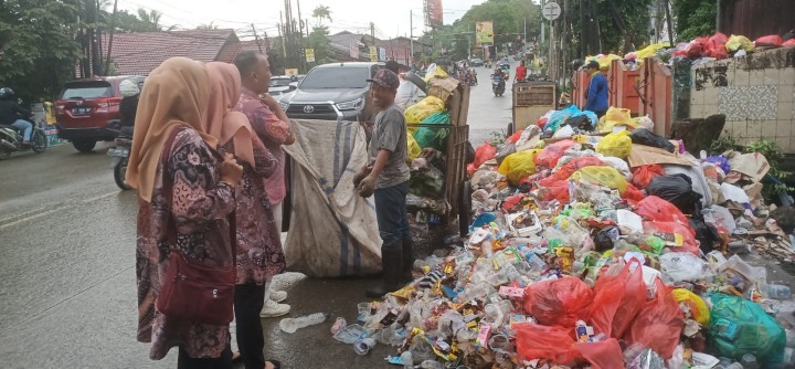 Jumat, 30 Agustus 2024, Seklur bersama Kasie Ekobang dan Kasie Pemerintahan melakukan himbauan kepada para pemulung sampah agar tertib dalam memilah sampah di TPS Jalan Teuku Umar.