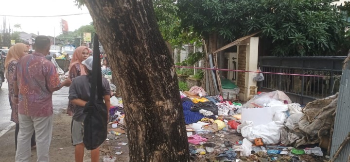 Jumat, 30 Agustus 2024, Seklur bersama Kasie Ekobang dan Kasie Pemerintahan melakukan himbauan kepada para pemulung sampah agar tertib dalam memilah sampah di TPS Jalan Teuku Umar.