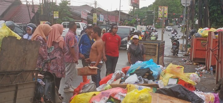 Jumat, 30 Agustus 2024, Seklur bersama Kasie Ekobang dan Kasie Pemerintahan melakukan himbauan kepada para pemulung sampah agar tertib dalam memilah sampah di TPS Jalan Teuku Umar.