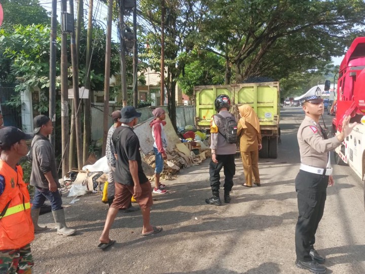 Senin, 02 September 2024, Lurah denhgan ditemani Seklur, Kasie Ekobang, Staf dan Babinkamtibmas Karang Anyar melakukan moniyoting dan himbauan Pemilahan sampah di TPS Jalan Teuku Umar yang dianggap mengganggu kenyamanan jalan.
