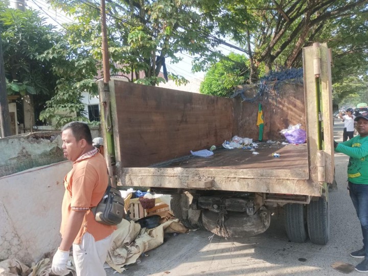 Senin, 02 September 2024, Lurah denhgan ditemani Seklur, Kasie Ekobang, Staf dan Babinkamtibmas Karang Anyar melakukan moniyoting dan himbauan Pemilahan sampah di TPS Jalan Teuku Umar yang dianggap mengganggu kenyamanan jalan.