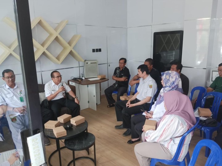 Rabu, 04 September 2024 Lurah berserta Seklur, Kasie Kesra, Kasie Ekobang, Bendahara Pembantu Probebaya dan Ketua Pokmas se Karang Anyar menerima kunjungan dan mengikuti kegiatan monitotring Kegiatan Probebaya dari tim Kecamatan Sungai Kunjang di Kantor Kelurahan Karang Anyar pada jam 10.00 Wita.
