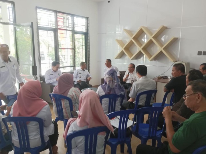 Rabu, 04 September 2024 Lurah berserta Seklur, Kasie Kesra, Kasie Ekobang, Bendahara Pembantu Probebaya dan Ketua Pokmas se Karang Anyar menerima kunjungan dan mengikuti kegiatan monitotring Kegiatan Probebaya dari tim Kecamatan Sungai Kunjang di Kantor Kelurahan Karang Anyar pada jam 10.00 Wita.
