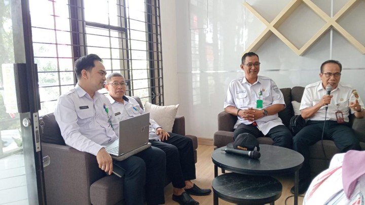 Rabu, 04 September 2024 Lurah berserta Seklur, Kasie Kesra, Kasie Ekobang, Bendahara Pembantu Probebaya dan Ketua Pokmas se Karang Anyar menerima kunjungan dan mengikuti kegiatan monitotring Kegiatan Probebaya dari tim Kecamatan Sungai Kunjang di Kantor Kelurahan Karang Anyar pada jam 10.00 Wita.