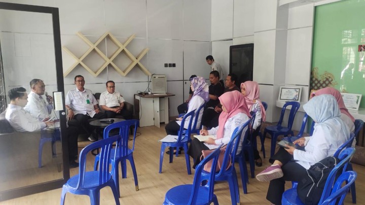 Rabu, 04 September 2024 Lurah berserta Seklur, Kasie Kesra, Kasie Ekobang, Bendahara Pembantu Probebaya dan Ketua Pokmas se Karang Anyar menerima kunjungan dan mengikuti kegiatan monitotring Kegiatan Probebaya dari tim Kecamatan Sungai Kunjang di Kantor Kelurahan Karang Anyar pada jam 10.00 Wita.