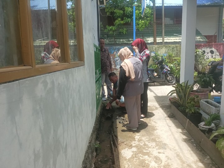 Kamis, 05 September 2024, Seklur bersama Kasie Ekobang, staf, Pengawas Kegiatan Probebaya dan ditemani para pengurus Pokmas Meranti dan Cendana melakukan pengecekan Kegiatan Probebaya bidang Sapras di RT.003, 009, 010, 025, 032 Karang Anyar.