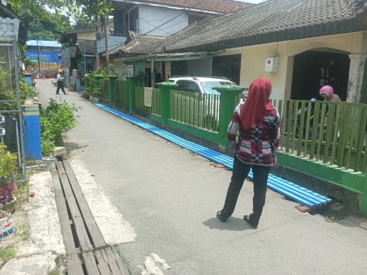 Kamis, 05 September 2024, Seklur bersama Kasie Ekobang, staf, Pengawas Kegiatan Probebaya dan ditemani para pengurus Pokmas Meranti dan Cendana melakukan pengecekan Kegiatan Probebaya bidang Sapras di RT.003, 009, 010, 025, 032 Karang Anyar.