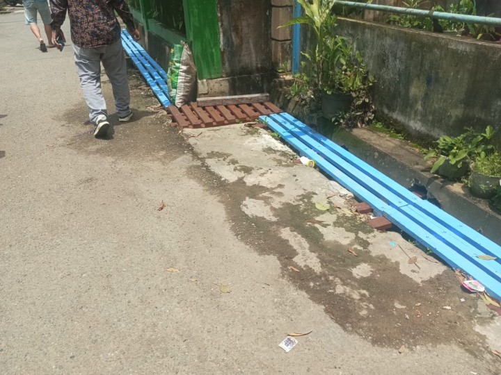 Kamis, 05 September 2024, Seklur bersama Kasie Ekobang, staf, Pengawas Kegiatan Probebaya dan ditemani para pengurus Pokmas Meranti dan Cendana melakukan pengecekan Kegiatan Probebaya bidang Sapras di RT.003, 009, 010, 025, 032 Karang Anyar.