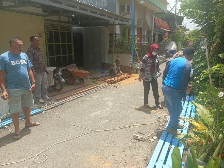 Kamis, 05 September 2024, Seklur bersama Kasie Ekobang, staf, Pengawas Kegiatan Probebaya dan ditemani para pengurus Pokmas Meranti dan Cendana melakukan pengecekan Kegiatan Probebaya bidang Sapras di RT.003, 009, 010, 025, 032 Karang Anyar.