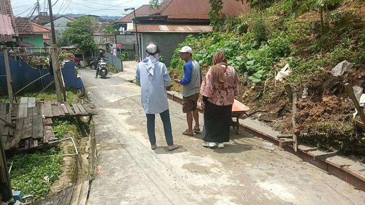 Jumat, 06 September 2024, Kasie Ekobang, staf, Pengawas Kegiatan Probebaya dan ditemani para pengurus Pokmas Kelapa Gading melakukan pengecekan Kegiatan Probebaya bidang Sapras di RT.002, 014, 015 Karang Anyar.