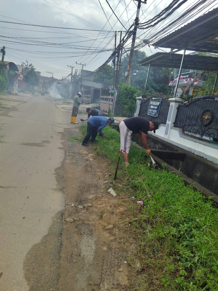 Minggu, 08 September 2024, Kasie Ekobang melakukan monitoring kegiatan kerja bakti di wilayah RT.013,014,015,027,028 Kelurahan Karang Anyar.