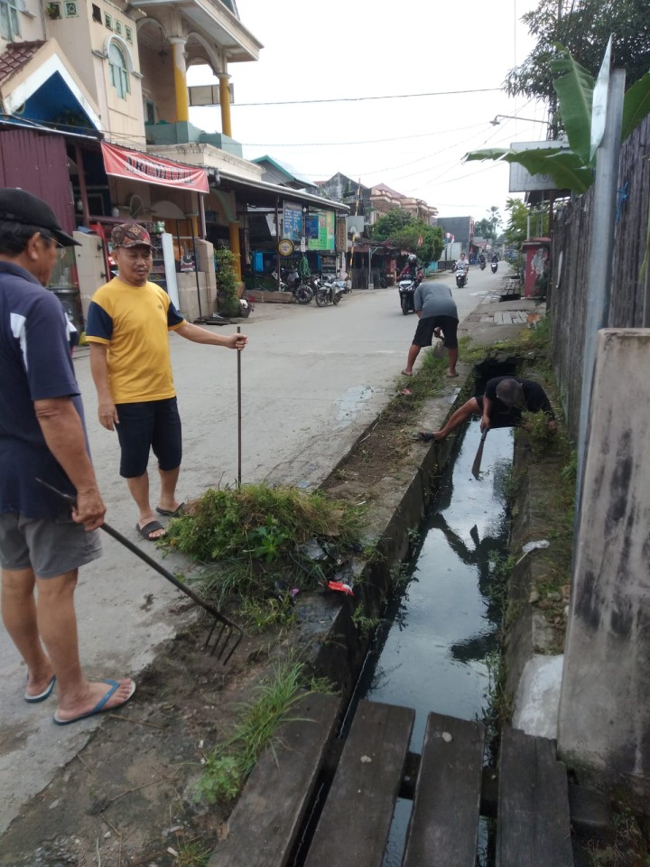 Minggu, 08 September 2024, Kasie Ekobang melakukan monitoring kegiatan kerja bakti di wilayah RT.013,014,015,027,028 Kelurahan Karang Anyar.