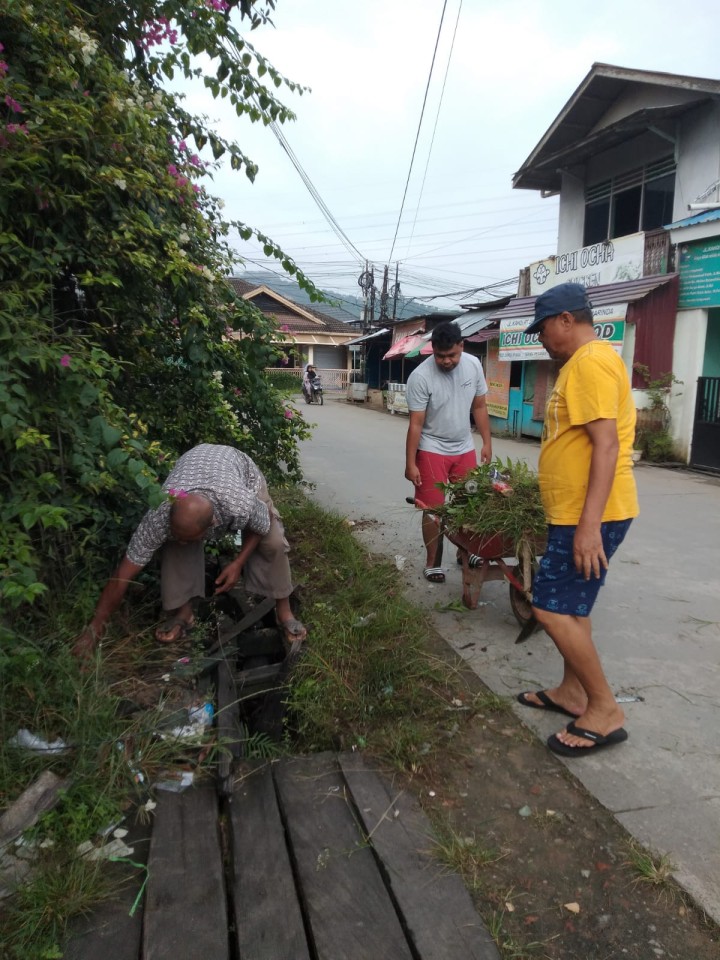 Minggu, 08 September 2024, Kasie Ekobang melakukan monitoring kegiatan kerja bakti di wilayah RT.013,014,015,027,028 Kelurahan Karang Anyar.