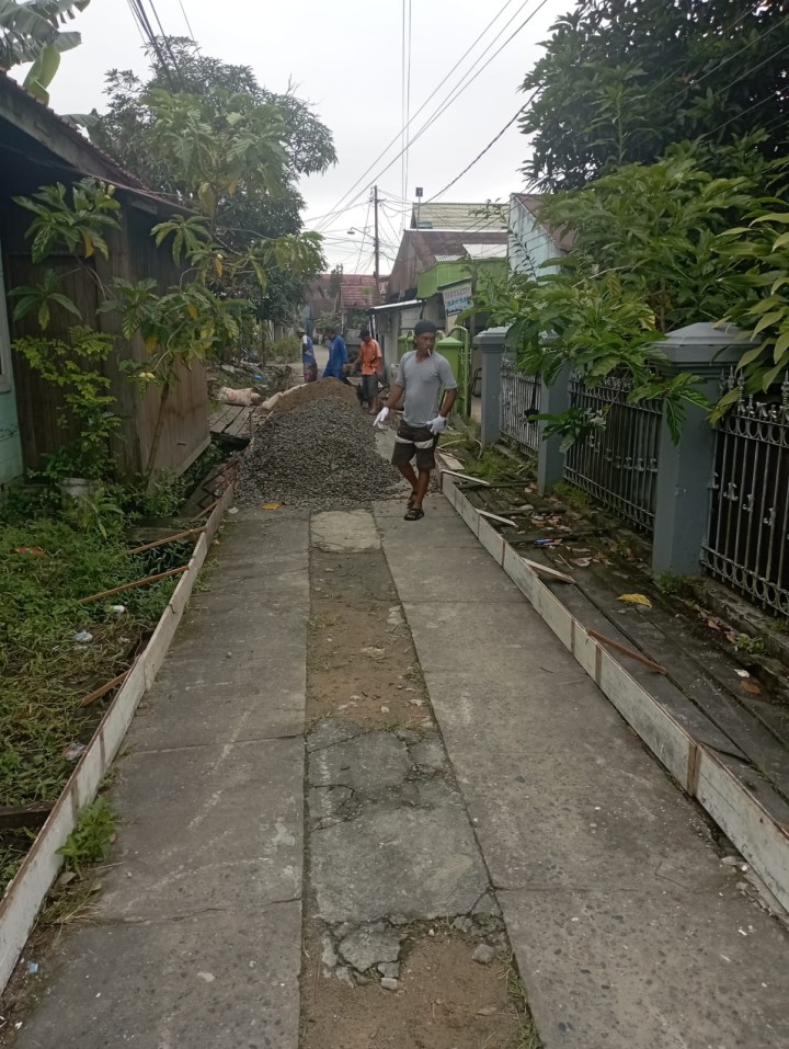 Minggu, 08 September 2024 Pokmas Cendana kegiatan infrastrukur pengecoran jalan di RT.029 Jalan Ulin berupa pembuatan tutup Drainase dan Semenisasi Jalan dengan total dana probebaya sebesar Rp39.050.000.