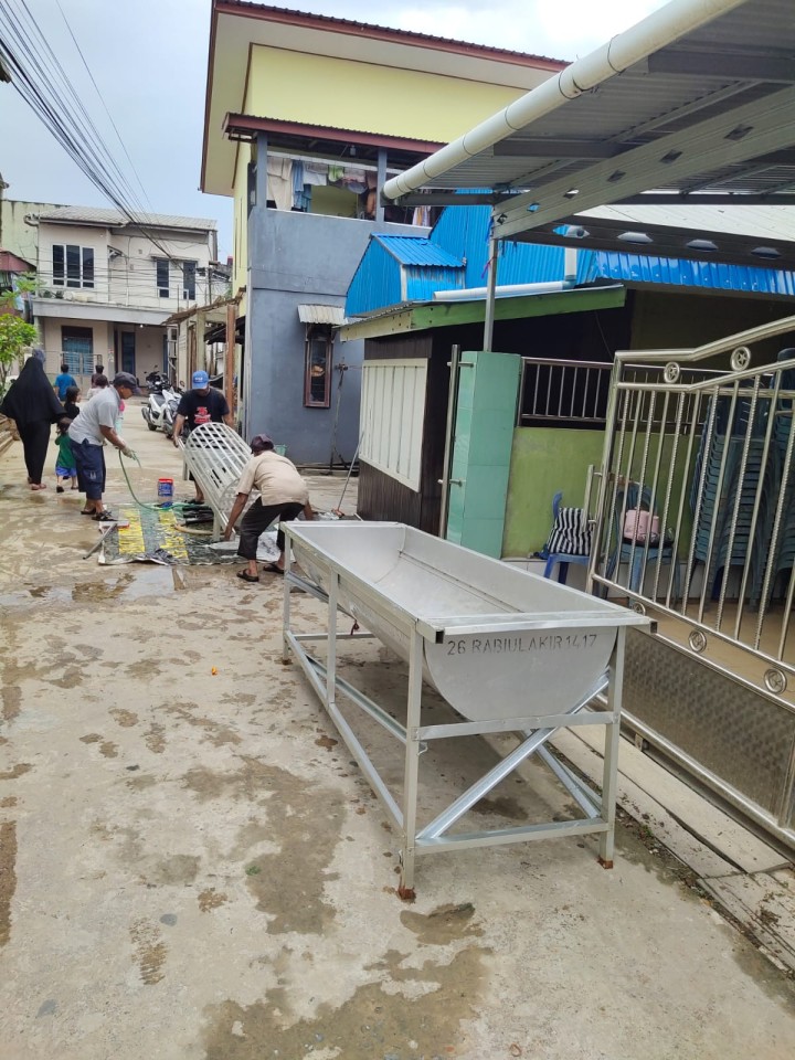 Minggu, 08 September 2024, Kasie Ekobang melakukan monitoring kegiatan kerja bakti di wilayah RT.013,014,015,027,028 Kelurahan Karang Anyar.