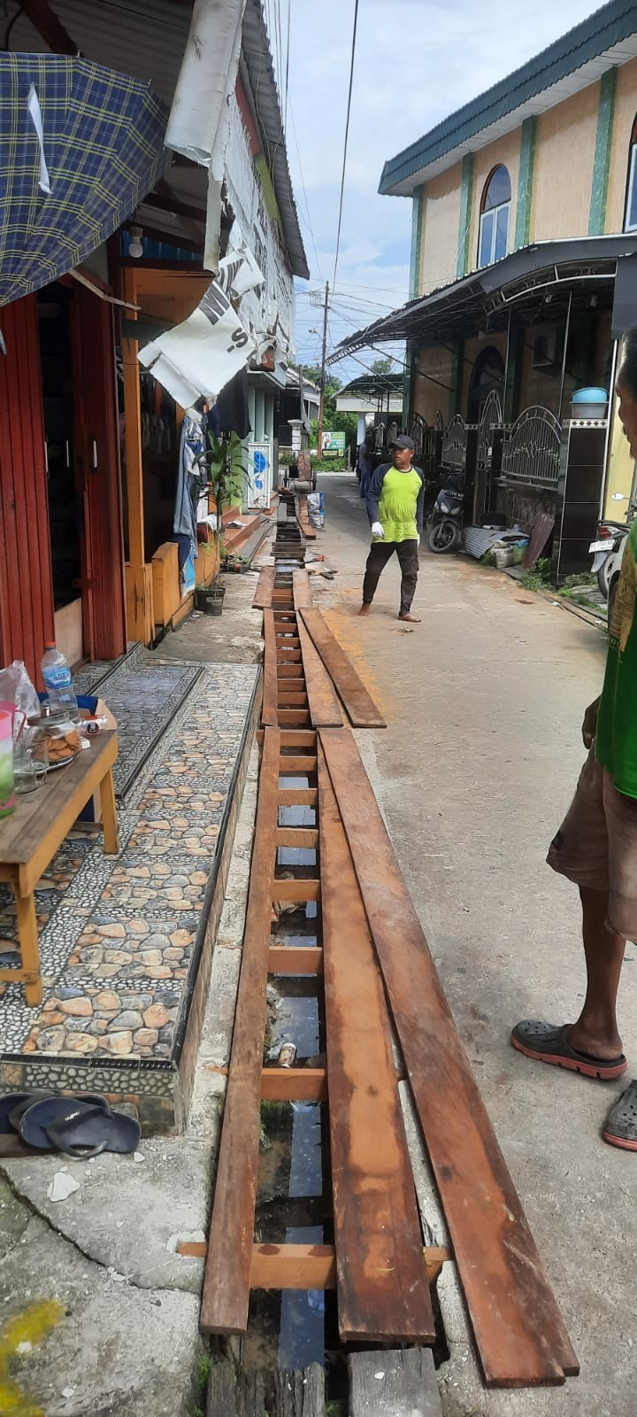 Senin, 09 September 2024, Kasie Ekobang bersama Pengawasi Kegiatan Probebaya Karang Anyar melakukan monitoring kegiatan Probebaya bidang Sapras perbaikan jalan dan drainase di RT.019, 022, 038 Karang Anyar