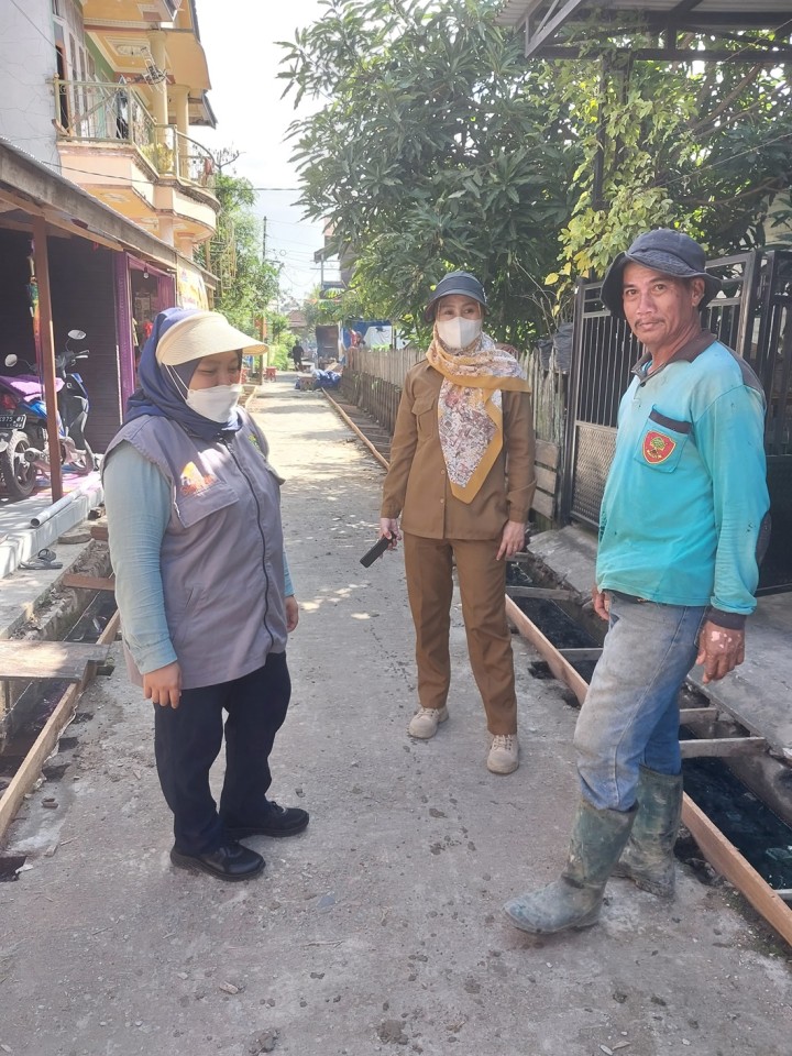 Senin, 09 September 2024, Kasie Ekobang bersama Pengawasi Kegiatan Probebaya Karang Anyar melakukan monitoring kegiatan Probebaya bidang Sapras perbaikan jalan dan drainase di RT.019, 022, 038 Karang Anyar