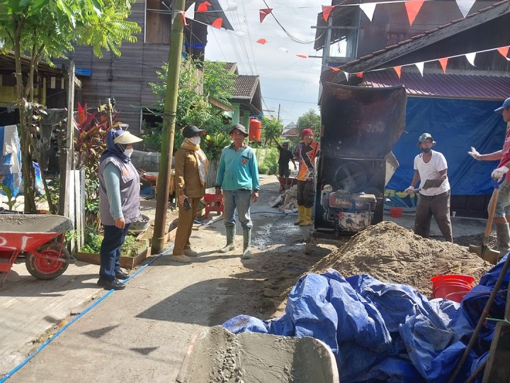 Senin, 09 September 2024, Kasie Ekobang bersama Pengawasi Kegiatan Probebaya Karang Anyar melakukan monitoring kegiatan Probebaya bidang Sapras perbaikan jalan dan drainase di RT.019, 022, 038 Karang Anyar